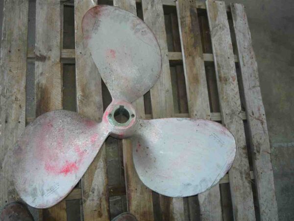 Photo of BRONZE 3 BLADE BOAT PROPELLER 33 INCH