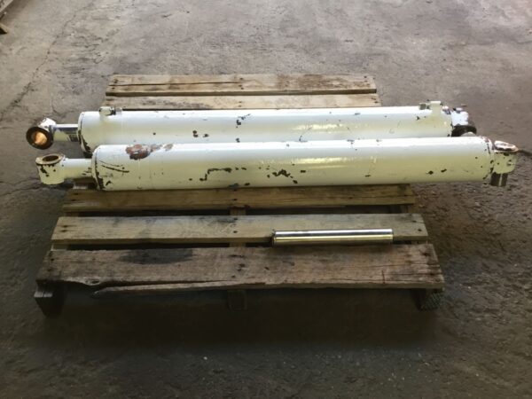 Photo of PAIR OF DOUBLE ACTING HYDRAULIC RAMS 1000MM STROKE