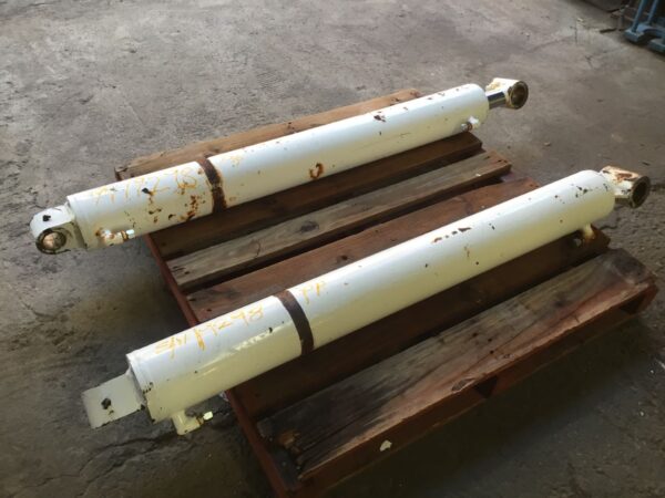 Photo of PAIR OF DOUBLE ACTING HYDRAULIC RAMS 1000MM STROKE