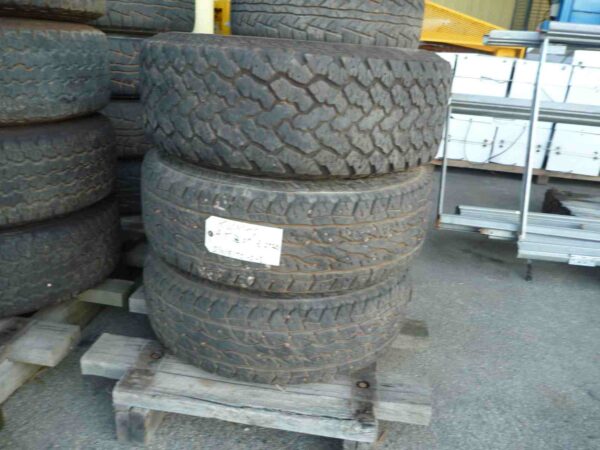 Photo of KUMHO 255/70R16 TYRE ON 6 STUD RIM