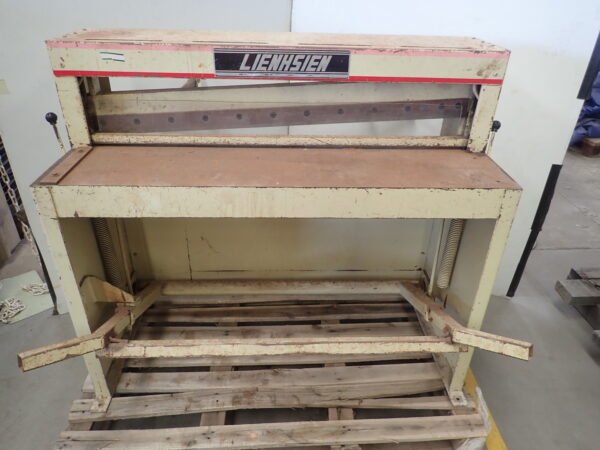 Photo of LIENSIEN MANUAL SHEET METAL GUILLOTENE