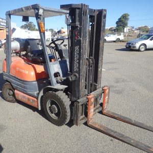 Photo of TOYOTA 2.5 TON FORKLIFT WITH CONTAINER MAST