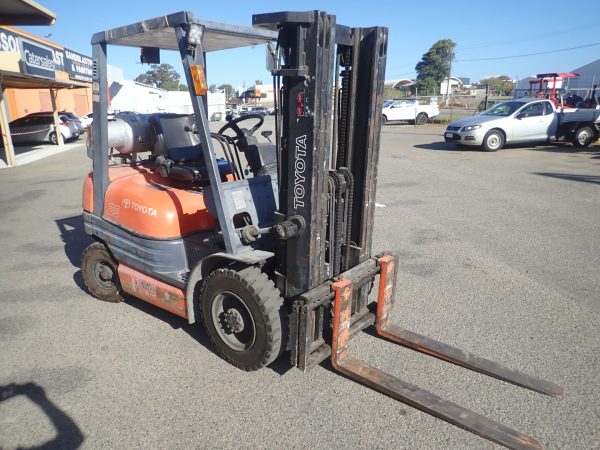 Photo of TOYOTA 2.5 TON FORKLIFT WITH CONTAINER MAST