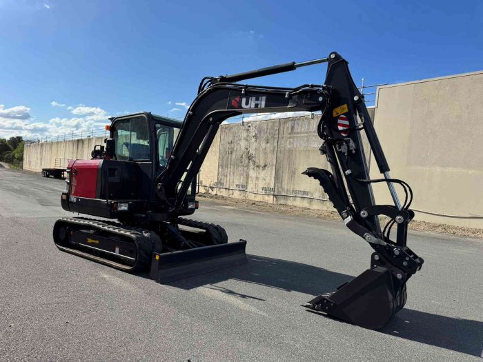 6TON EXCAVATOR WITH 7 ATTACHMENTS