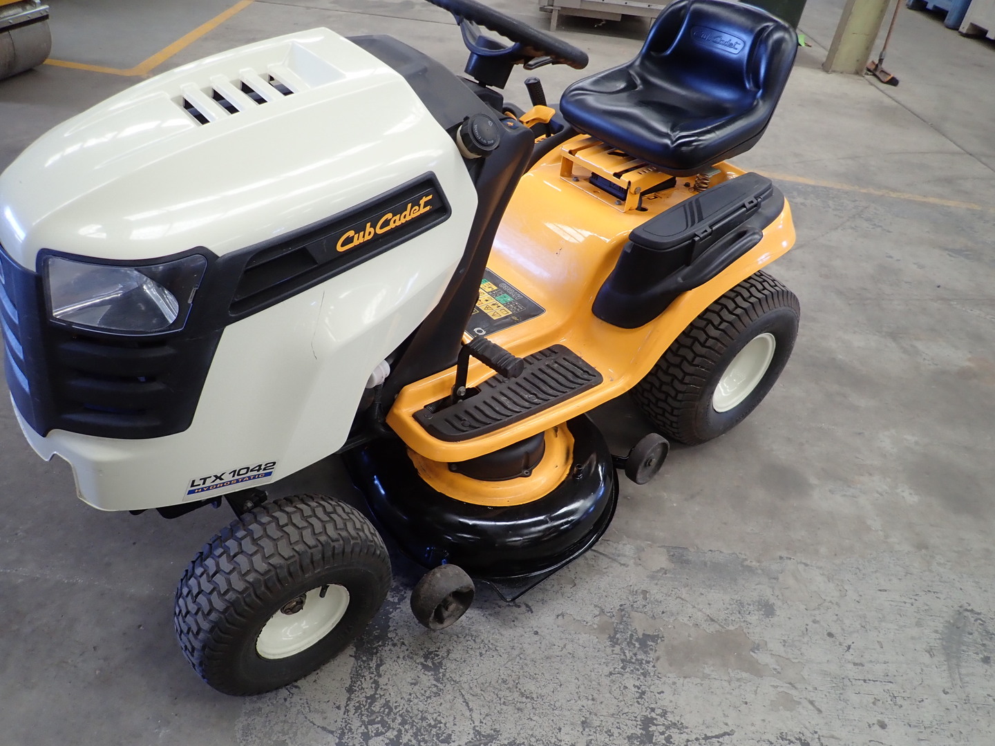 Photo of CUB CADET LTX1042 RIDE ON MOWER 42INCH CUT