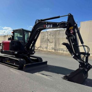 6TON EXCAVATOR WITH 7 ATTACHMENTS